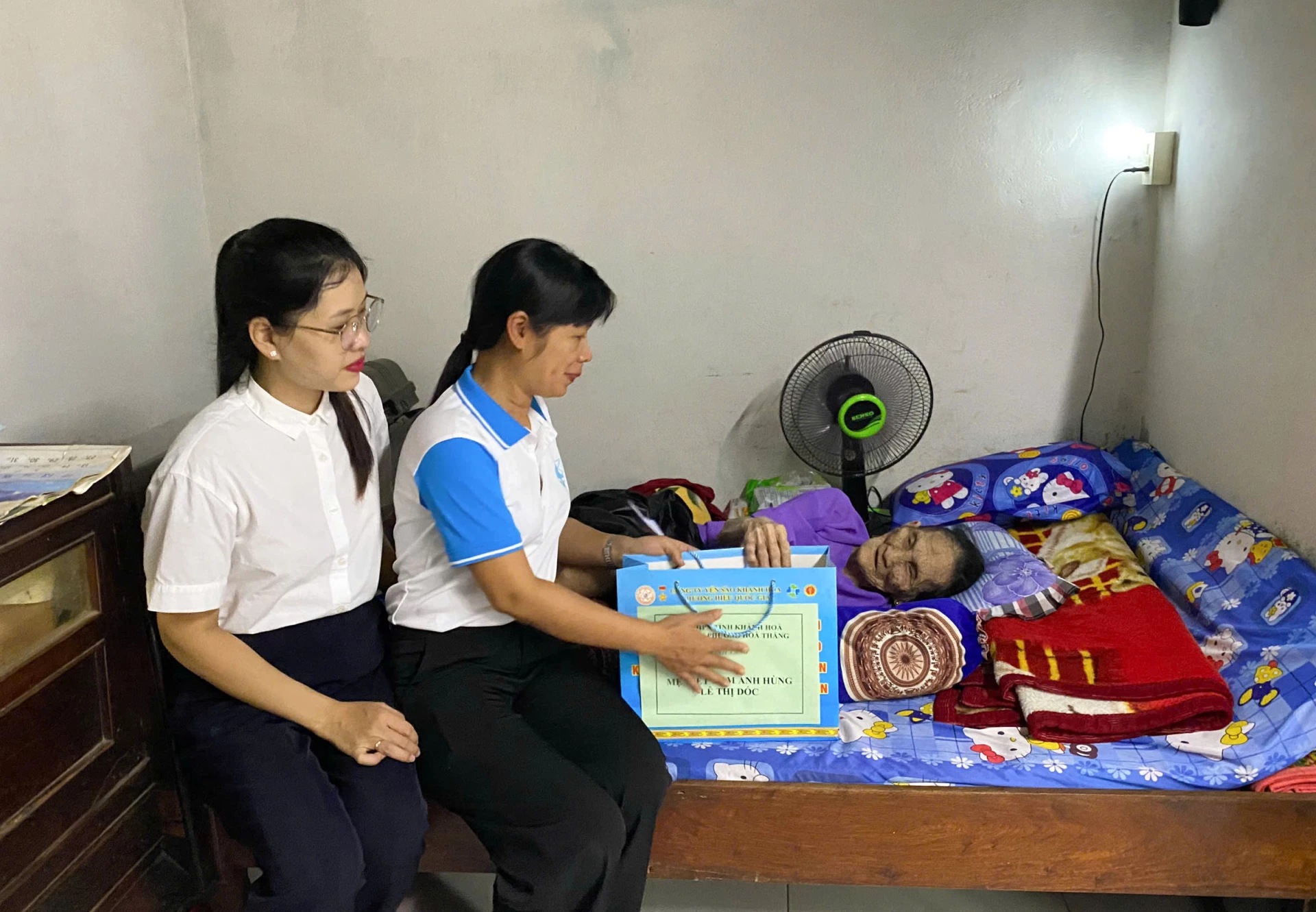 សម្ព័ន្ធនារីវួដ Hoa Thang ជូនអំណោយដល់វីរនារីវៀតណាម Le Thi Doc។