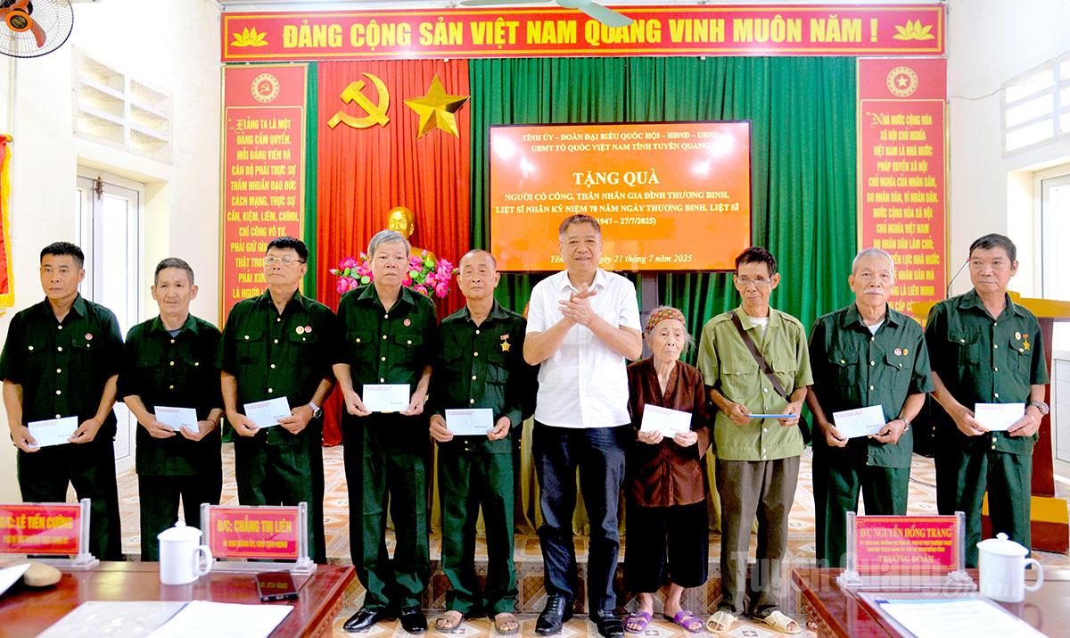 Đồng chí Nguyễn Hồng Trang, Phó Bí thư Thường trực chuyên trách Đảng ủy các cơ quan Đảng tỉnh tặng quà cho các cựu chiến binh, gia đình người có công xã Yên Thành.