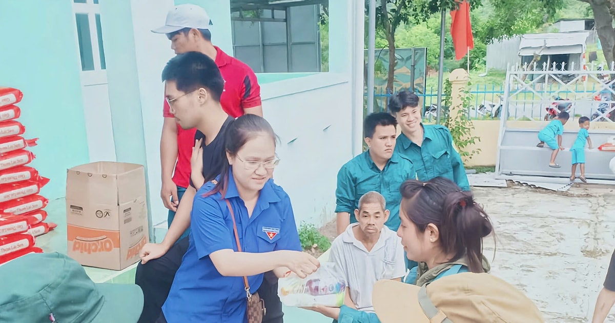 Giving 150 gifts to the poor people of Tuy Phong commune