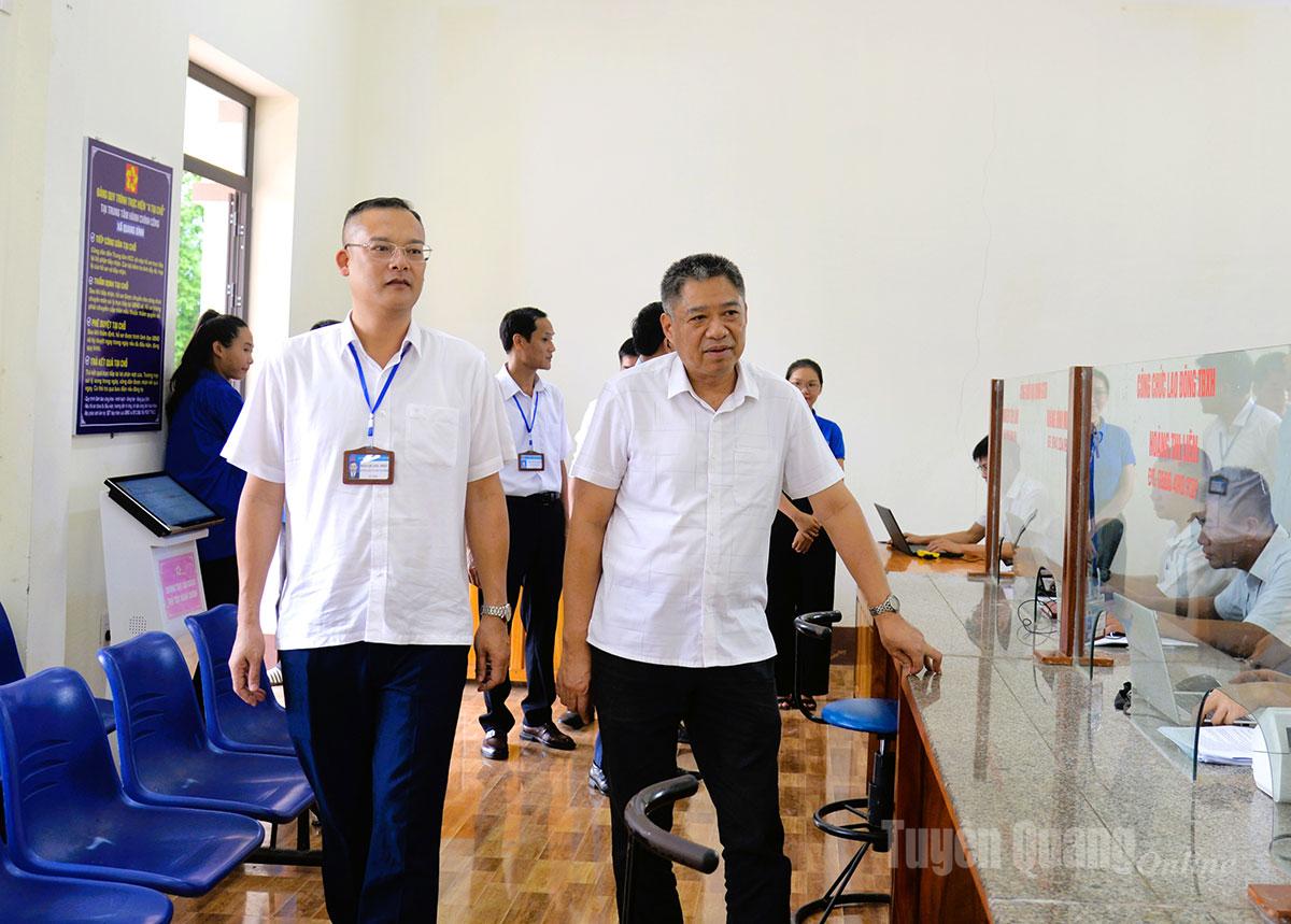 Đồng chí Nguyễn Hồng Trang, Phó Bí thư Thường trực chuyên trách Đảng ủy các cơ quan Đảng tỉnh kiểm tra nơi làm việc tạm thời của Trung tâm phục vụ hành chính công xã Quang Bình.