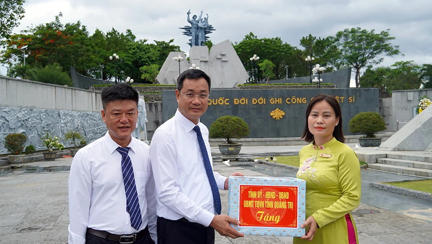 Lãnh đạo tỉnh dâng hương tưởng nhớ các anh hùng liệt sĩ