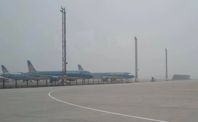 Schlechtes Wetter am Flughafen Noi Bai. Foto: Ngoc Thanh