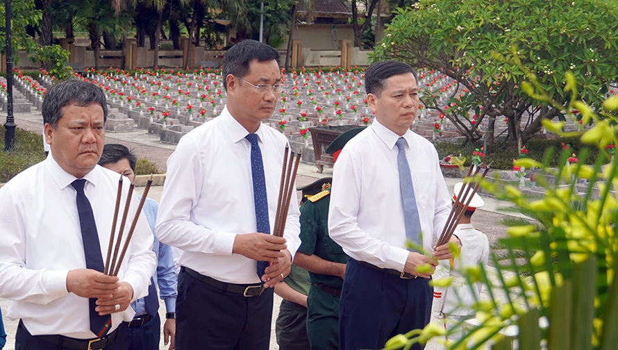 Lãnh đạo tỉnh dâng hương tưởng nhớ các anh hùng liệt sĩ