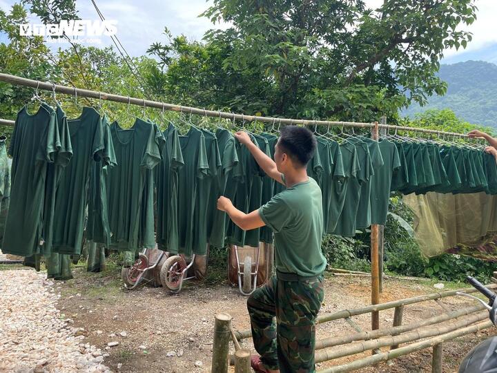 Trong quá trình hỗ trợ dự án, những chiến sĩ được người dân đóng góp chỗ ăn, ở, nghỉ ngơi và sinh hoạt.