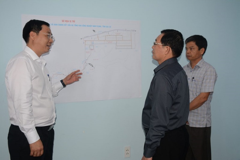 Mr. Le Trung Kien - General Director of the Company introduced to the leaders of Gia Lai province about Nam Pleiku Industrial Park