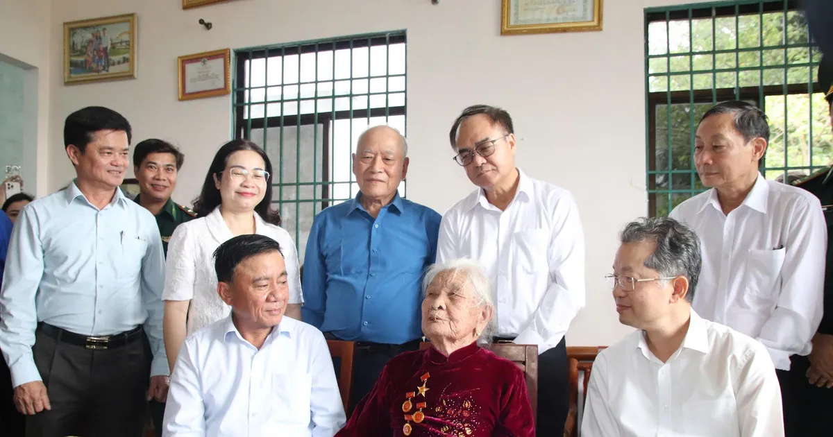 Thường trực Ban Bí thư Trần Cẩm Tú thăm, tặng quà người có công tại TP Đà Nẵng