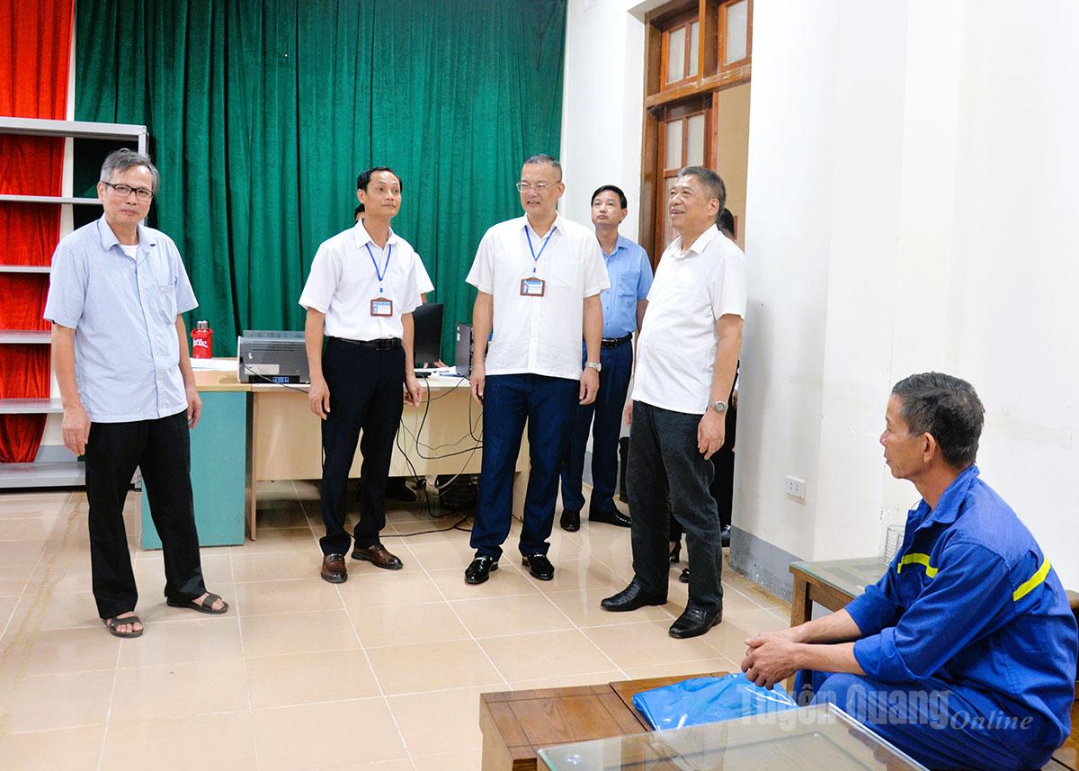 Đồng chí Nguyễn Hồng Trang, Phó Bí thư Thường trực chuyên trách Đảng ủy các cơ quan Đảng tỉnh kiểm tra nơi làm việc của cán bộ tại Trụ sở Ủy ban nhân dân xã Quang Bình.