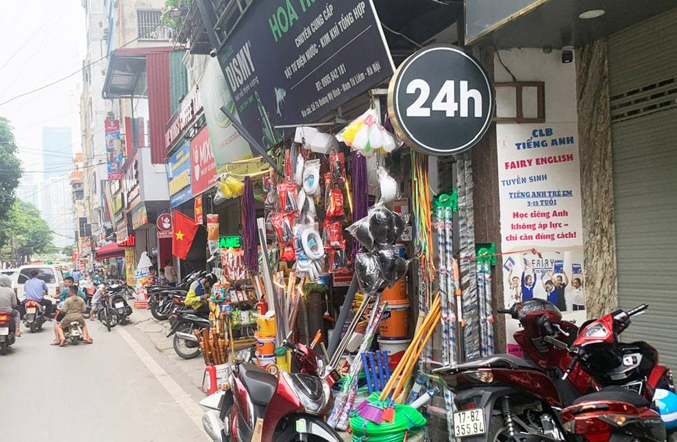 bay-hang-hoa-lan-chiem-he-duong-tai-pho-my-dinh-phuong-cau-giay-..jpg
