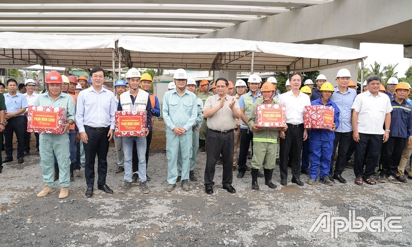 Thủ tướng Chính phủ Phạm Minh Chính tặng quà các cán bộ, kỹ sư, công nhân làm việc trên công trường.