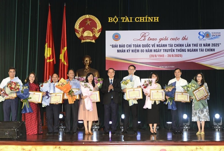 Trao Giải báo chí và khen thưởng công tác tuyên truyền về ngành Tài chính - Ảnh 1.
