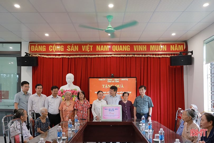 Phó Chủ tịch UBND tỉnh Dương Tất Thắng tặng quà tại Trung tâm Điều dưỡng người có công và Bảo trợ xã hội Hà Tĩnh.