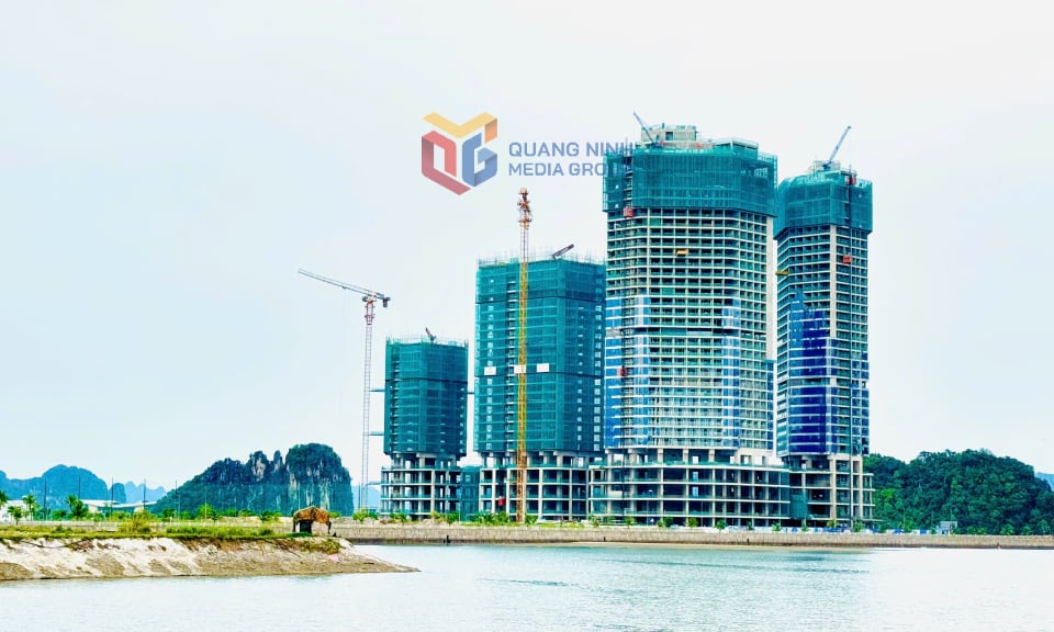 El proyecto Crystal Holidays Harbor Van Don, un complejo turístico, turístico y de entretenimiento de alta gama con inversión del Grupo Everland, se está construyendo con urgencia en la zona económica especial de Van Don. Foto: Manh Truong