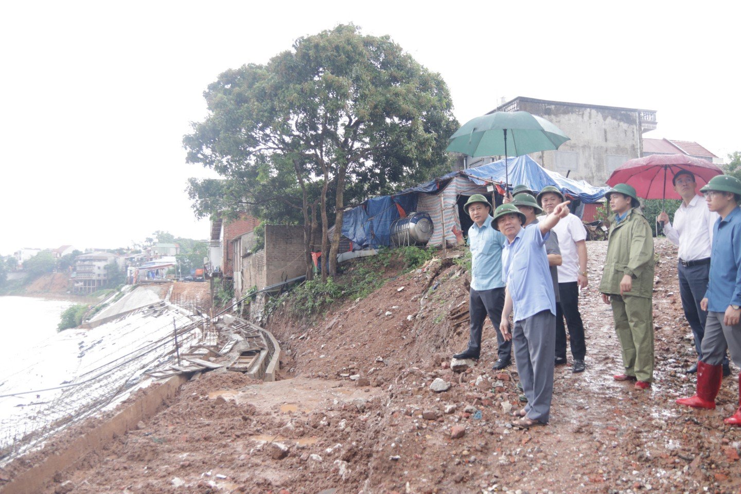 The working group inspected the actual riverbank embankment project in Loc Binh commune.