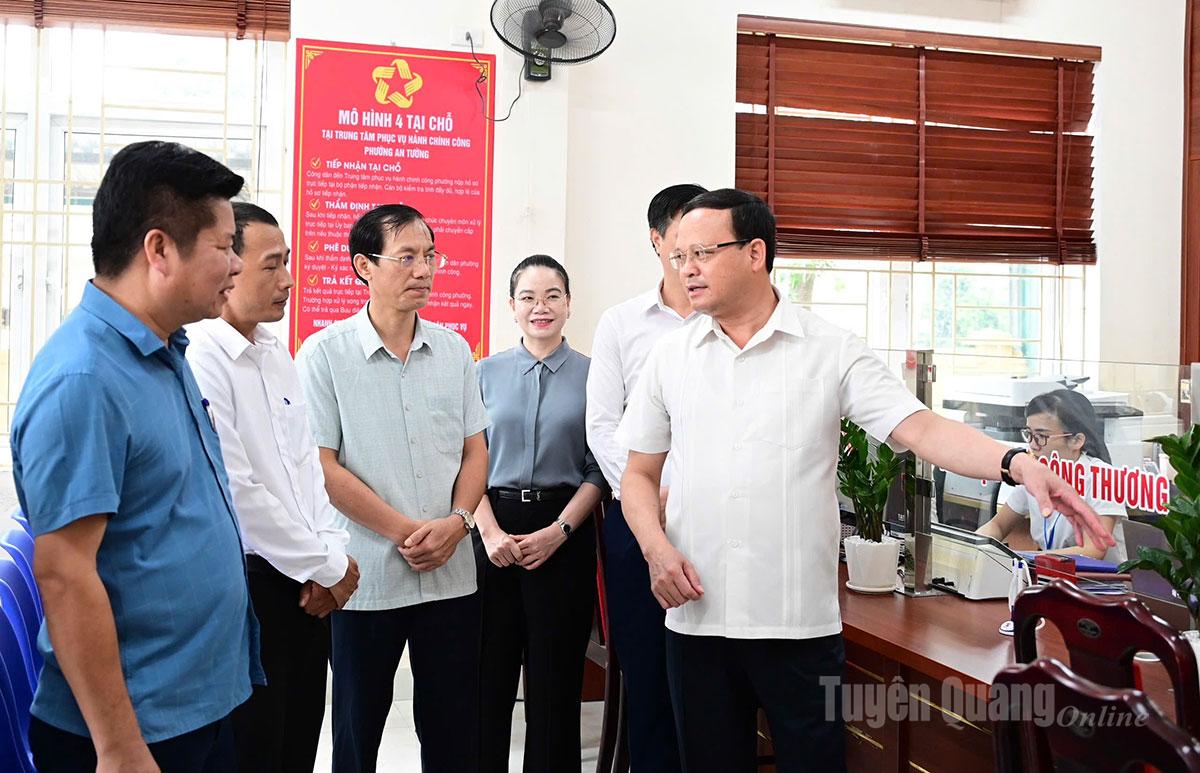 Phó chủ tịch UBND tỉnh Nguyễn Mạnh Tuấn kiểm tra tại Trung tâm phục vụ hành chính công phường An Tường.
