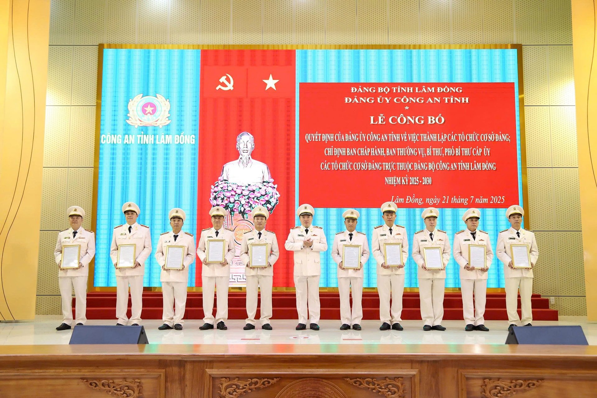 Đồng chí Thiếu tướng Trương Minh Đương - Ủy viên BTV Tỉnh ủy, Giám đốc Công an tỉnh, Bí thư Đảng ủy, Giám đốc Công an tỉnh trao các quyết định