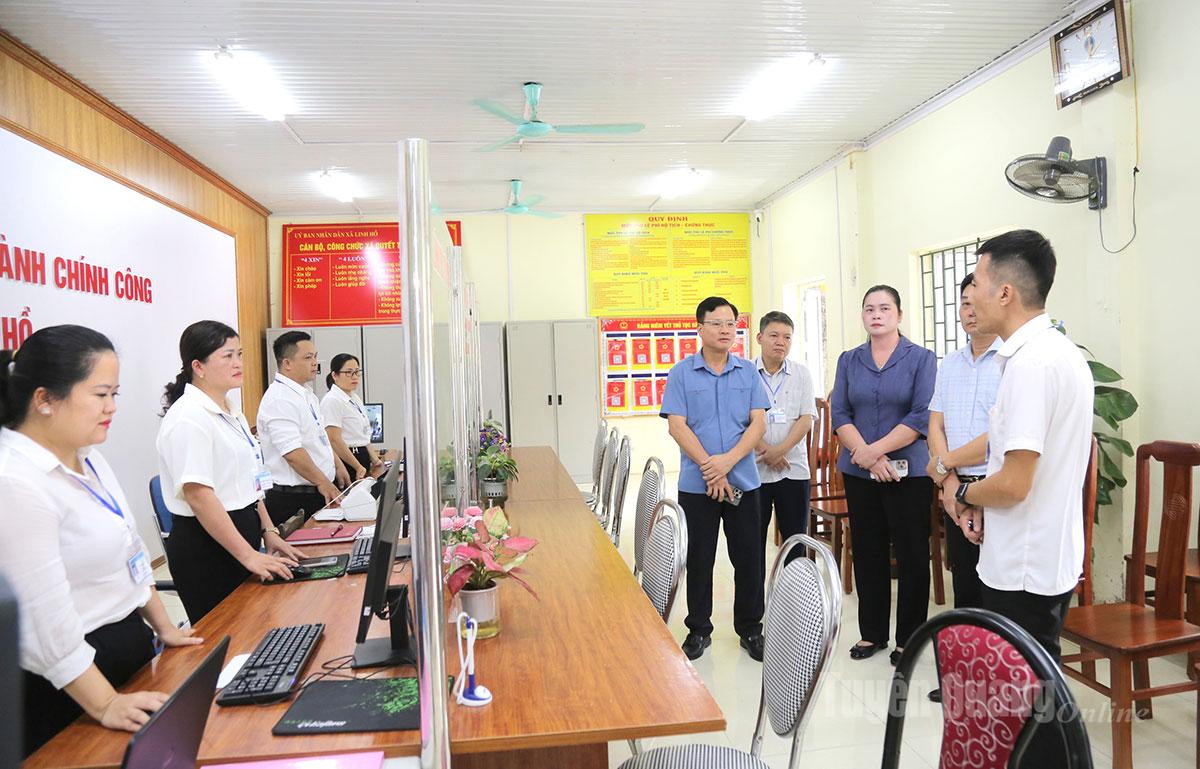 Đoàn công tác số 8 của Ban Thường vụ Tỉnh kiểm tra tại Trung tâm phục vụ hành chính công xã Linh Hồ.