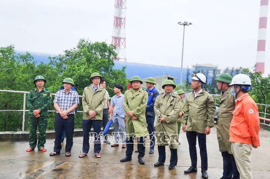 Đồng chí Nguyễn Quang Hưng, Ủy viên Ban Thường vụ Tỉnh ủy, Phó Chủ tịch Thường trực UBND tỉnh kiểm tra công tác phòng, chống bão số 3 tại Công ty Nhiệt điện Thái Bình.