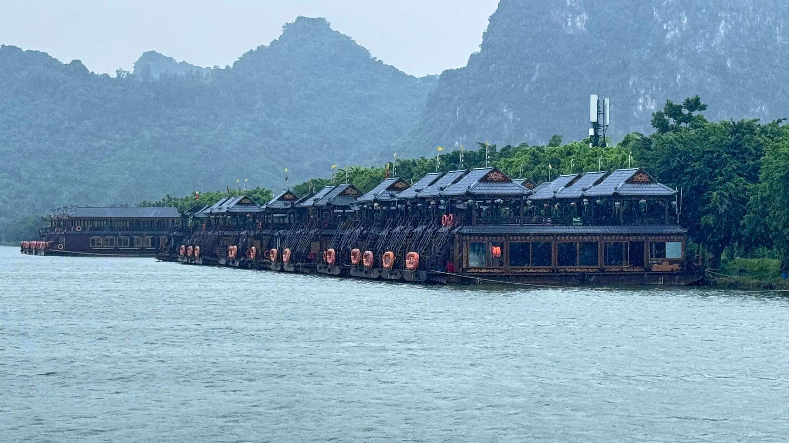 Khu du lịch Tam Chúc neo đậu thuyền tạm dừng đón khách.
