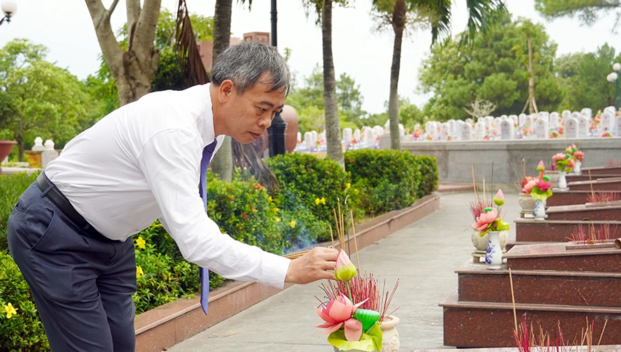 Lãnh đạo tỉnh dâng hương tưởng nhớ các anh hùng liệt sĩ