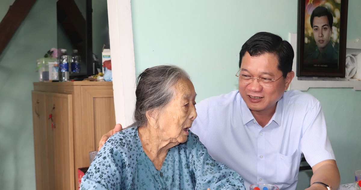 Da Nang city leaders visit policy families