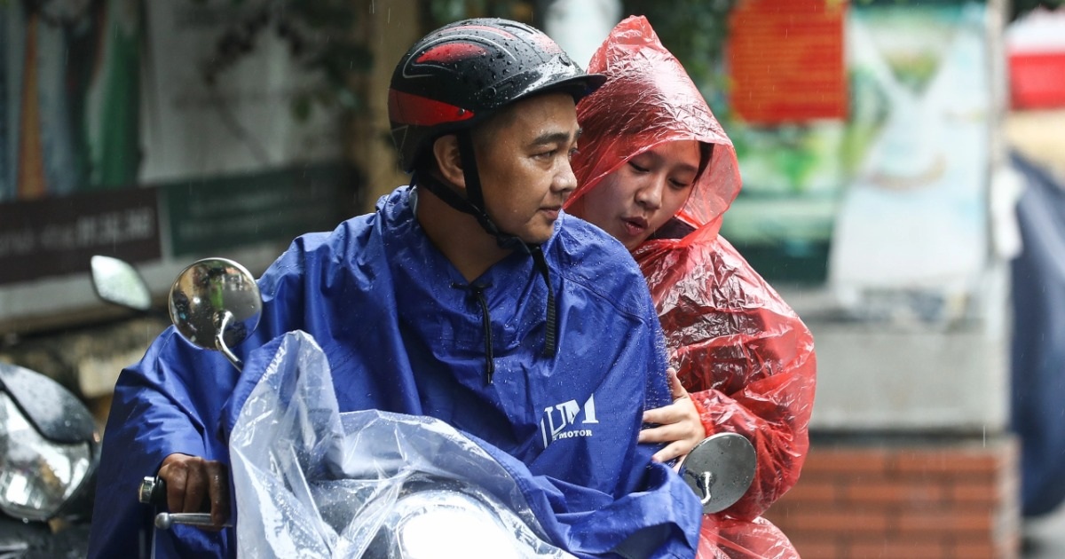 Hà Nội: Nhiều trường cho học sinh, sinh viên nghỉ học gấp vì bão Wipha