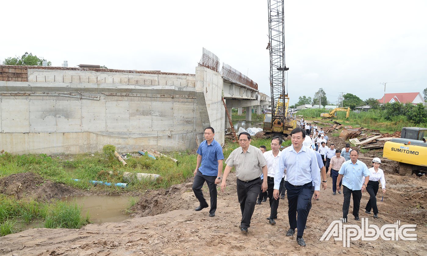 Thủ tướng Chính phủ Phạm Minh Chính kiểm tra thực tế công trường Dự án Xây dựng công trình đường bộ cao tốc Cao Lãnh - An Hữu giai đoạn 1tại nút giao đường tỉnh 850 (giao giữa Dự án thành phần 1 và Dự án thành phần 2).