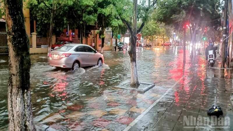 Heavy rain caused many streets in Tran Hung Dao ward and Tra Ly ward (Hung Yen province) to be severely flooded.