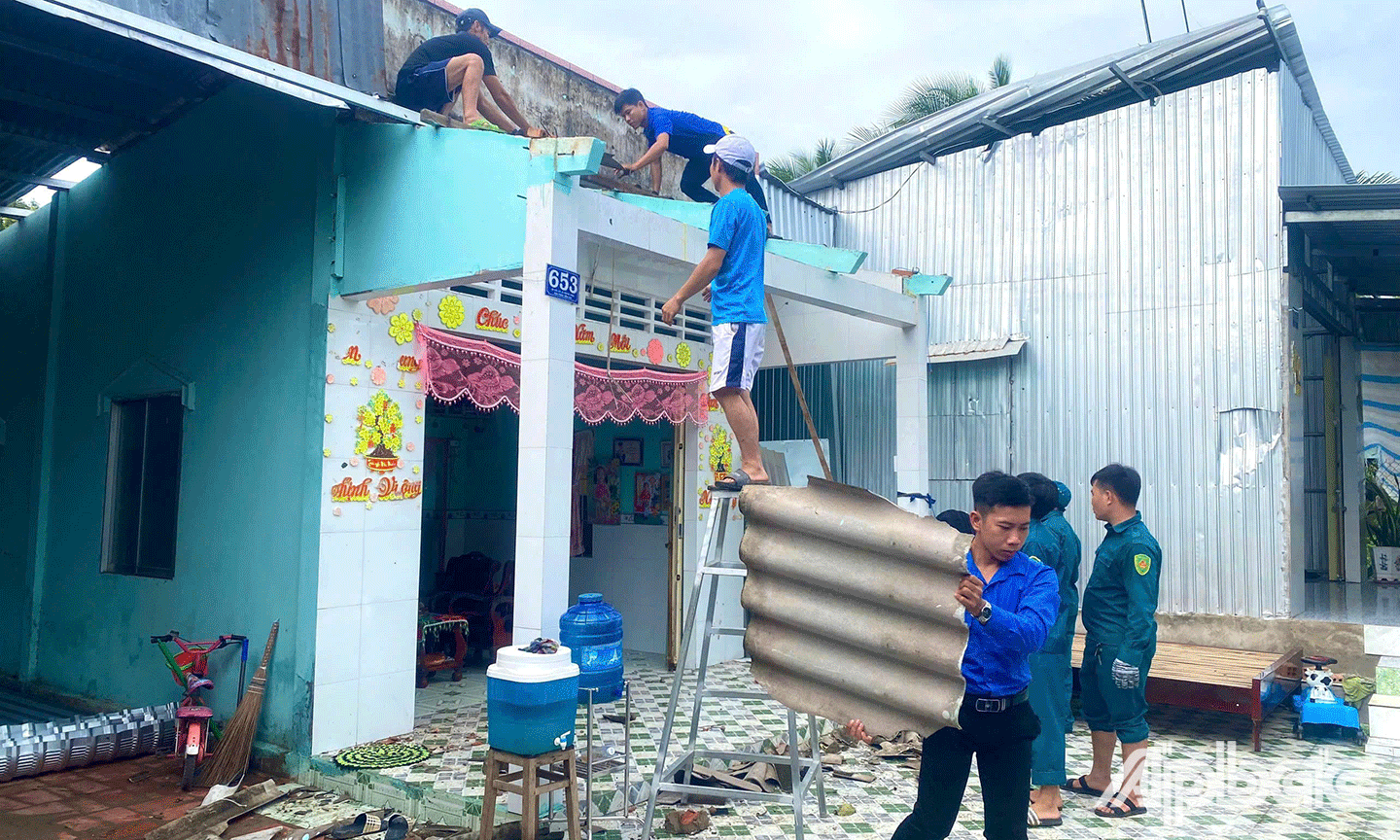 Thanh niên Tân Phú Trung cùng bà con dọn dẹp, khắc phục hậu quả sau giông lốc, mưa lớn