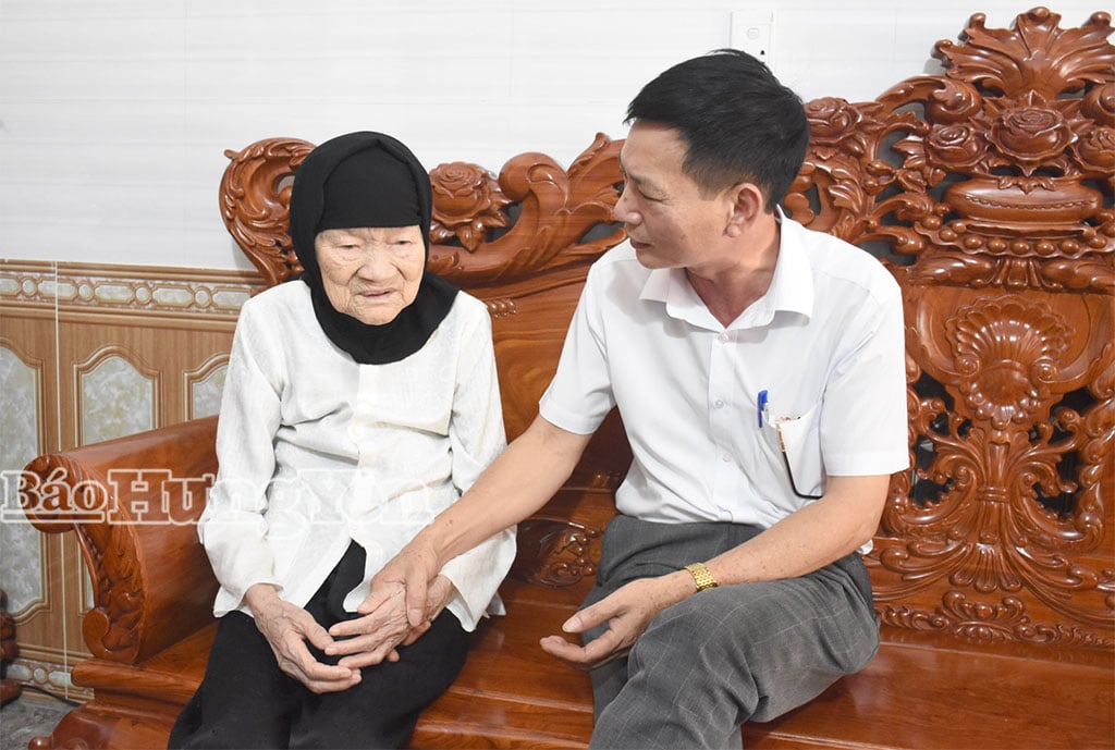 Cán bộ xã Quỳnh Phụ thăm hỏi, động viên Bà mẹ Việt Nam anh hùng Lê Thị Gái.