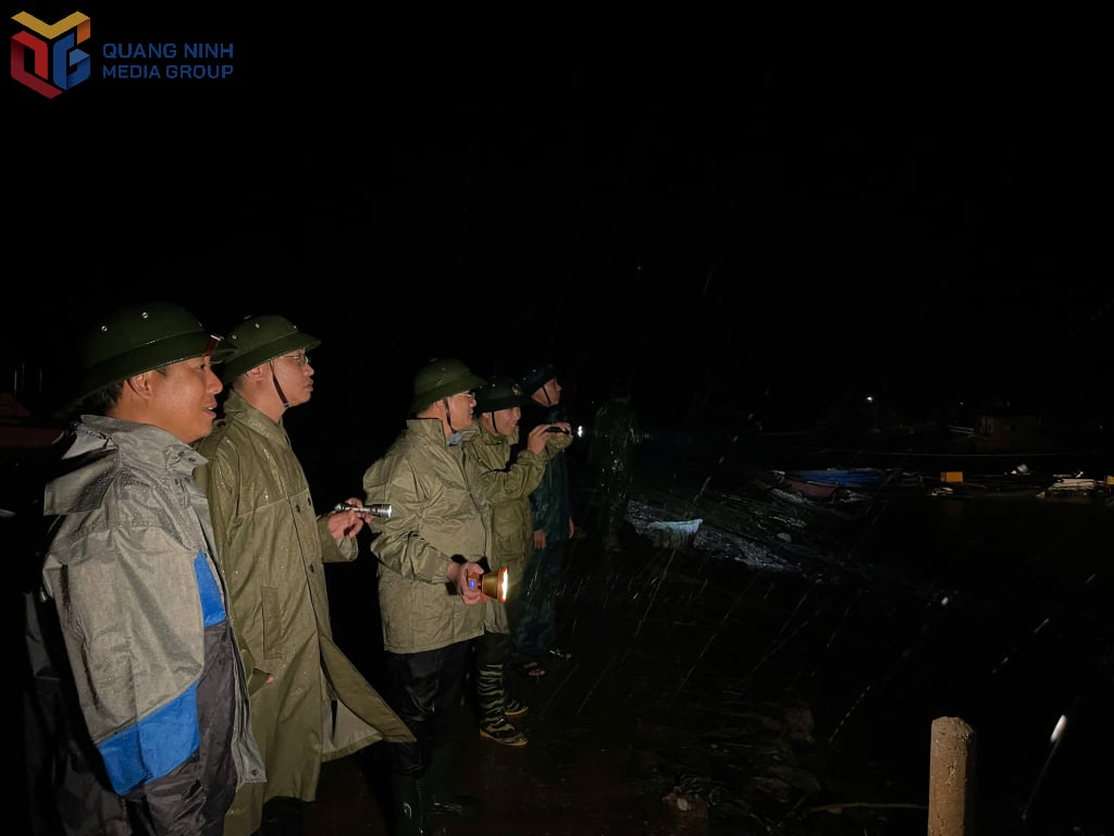 Lực lượng chức năng phường Hà An kiểm tra, rà soát công tác neo đậu và đảm bảo an toàn cho phương tiện tại khu vực Bến Giang.