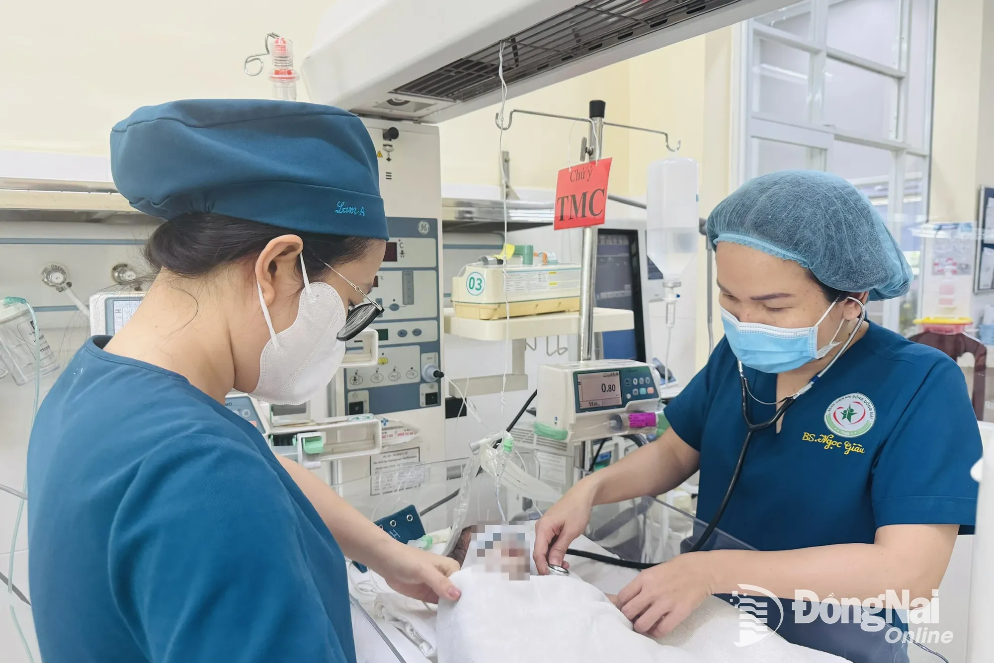동나이 어린이 병원의 의사와 간호사들이 심각한 질병을 앓고 있는 미숙아를 돌보고 있다. 사진: 한 융