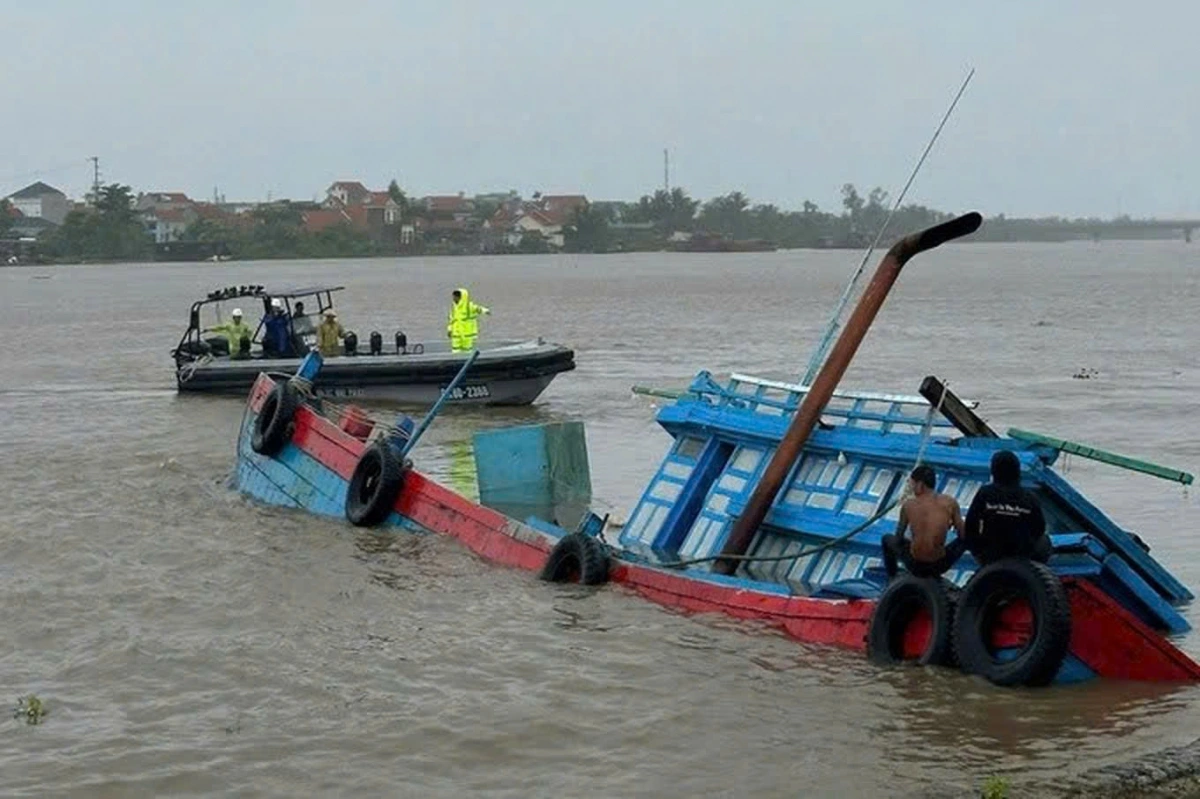 Cứu 9 người trên tàu cá bị lật do gió bão Wipha