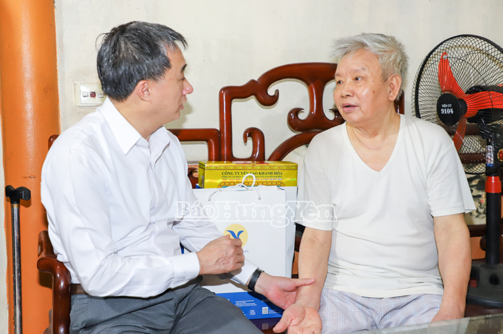  Thứ trưởng Bộ Y tế Trần Văn Thuấn thăm hỏi sức khỏe thương binh Nguyễn Văn Thanh.