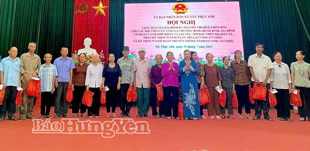 Xã Tây Thụy Anh tặng quà cho người có công nhân dịp kỷ niệm 78 năm ngày Thương binh - Liệt sĩ (27/7/1947-27/7/2025).