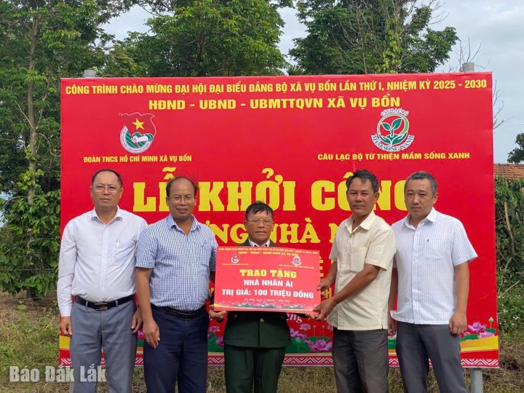 Lãnh đạo xã Vụ Bổn và đơn vị tài trợ trao bảng hỗ trợ xây dựng nhà ở cho ông Lê Đình Tích.