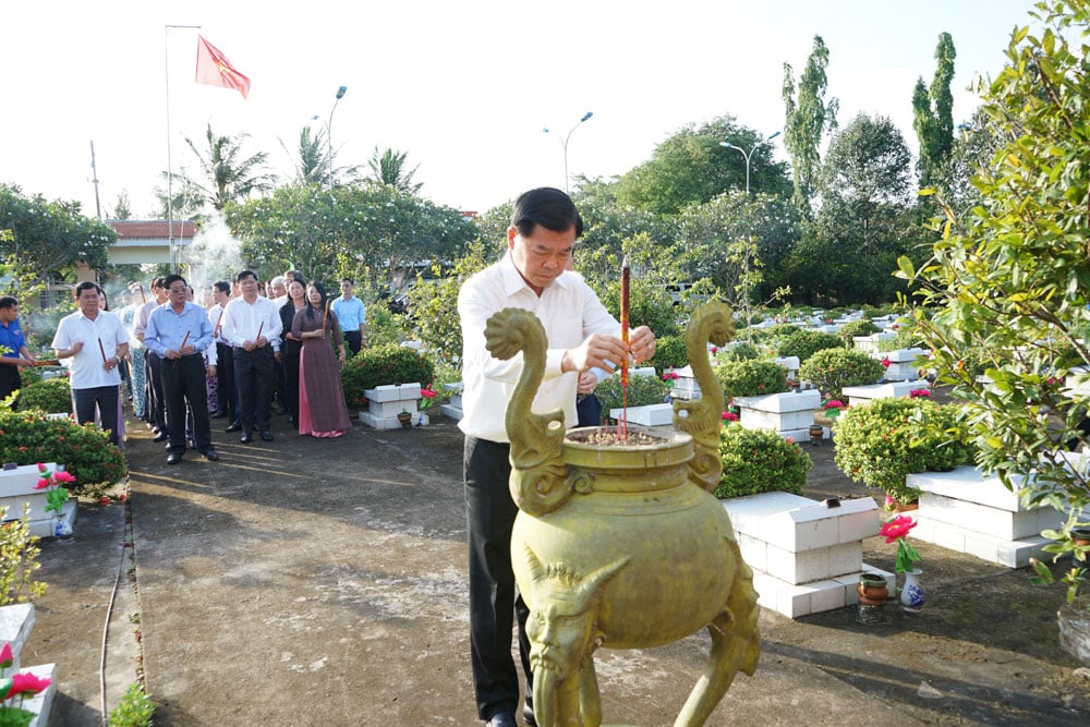 Đồng chí Nguyễn Hồng Lĩnh- Phó Chủ nhiệm Ủy ban Kiểm tra Trung ương dâng hương tại Đài liệt sĩ, Nghĩa trang liệt sĩ Miếu Điền.