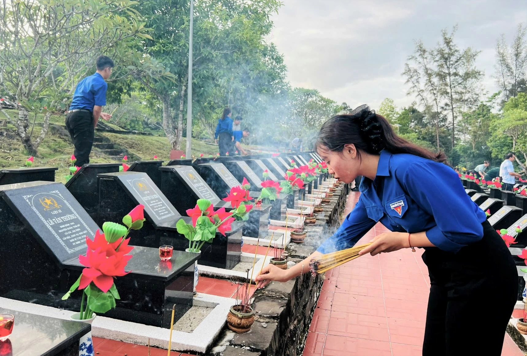 Miembros de la Unión de Jóvenes ofrecen incienso y encienden velas para rendir homenaje a las tumbas de los mártires. Foto: DVCC