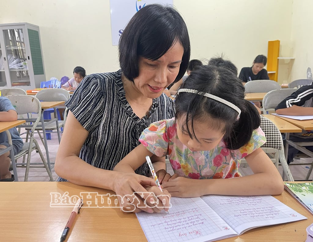 Các em thiếu niên, nhi đồng tham gia lớp năng khiếu.
