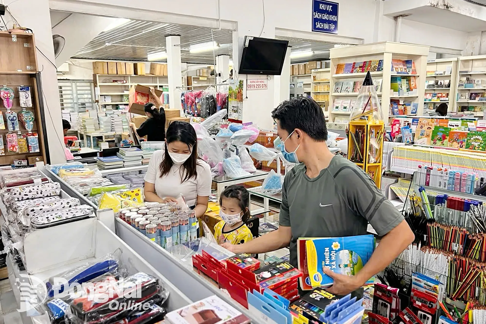 Родители покупают учебники и школьные принадлежности в книжном магазине Dong Nai Book and School Equipment Joint Stock Company (район Транбьен). Фото: Конг Нгиа