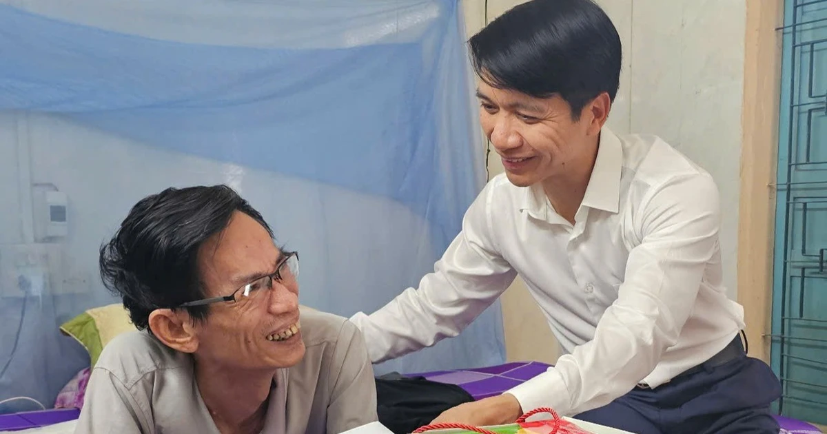 Deputy Secretary of Gia Lai Provincial Party Committee Nguyen Ngoc Luong visited and presented gifts to policy families in the eastern region of the province.