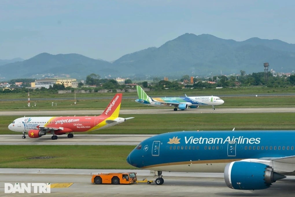 Bão Wipha tiến vào đất liền, các chuyến bay bị hoãn, hủy ra sao? - 1