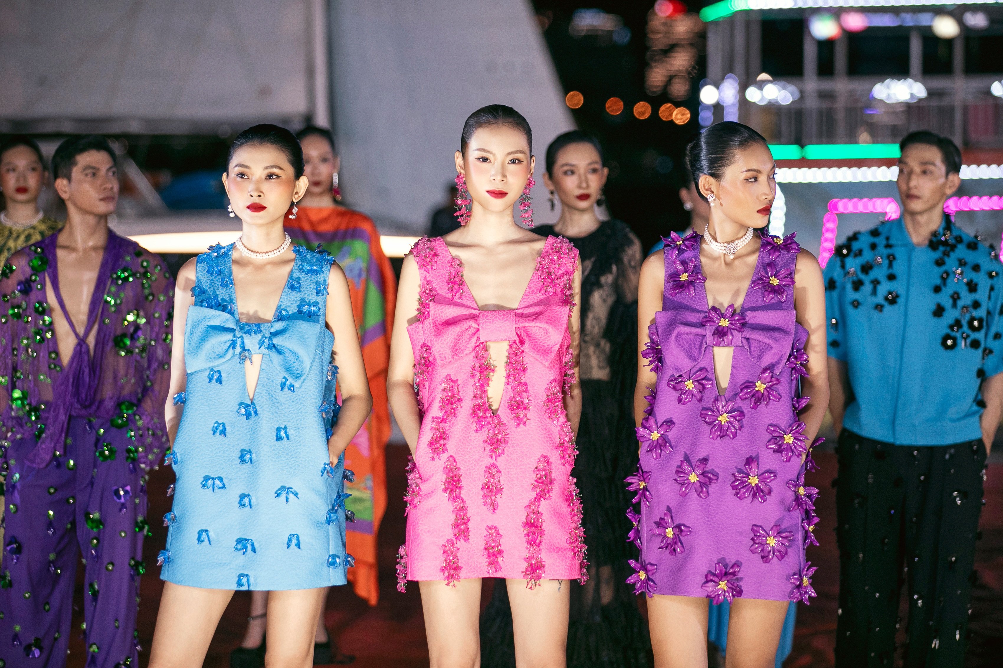 Tiểu Vy khoe nhan sắc nổi bật, thần thái cuốn hút khi trình diễn ở quê nhả - 7