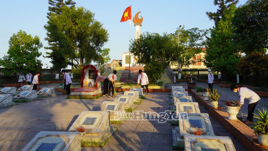 Học sinh Trường Tiểu học và THCS Thụy Dân thu gom rác, chỉnh trang tại Nghĩa trang 21/10.