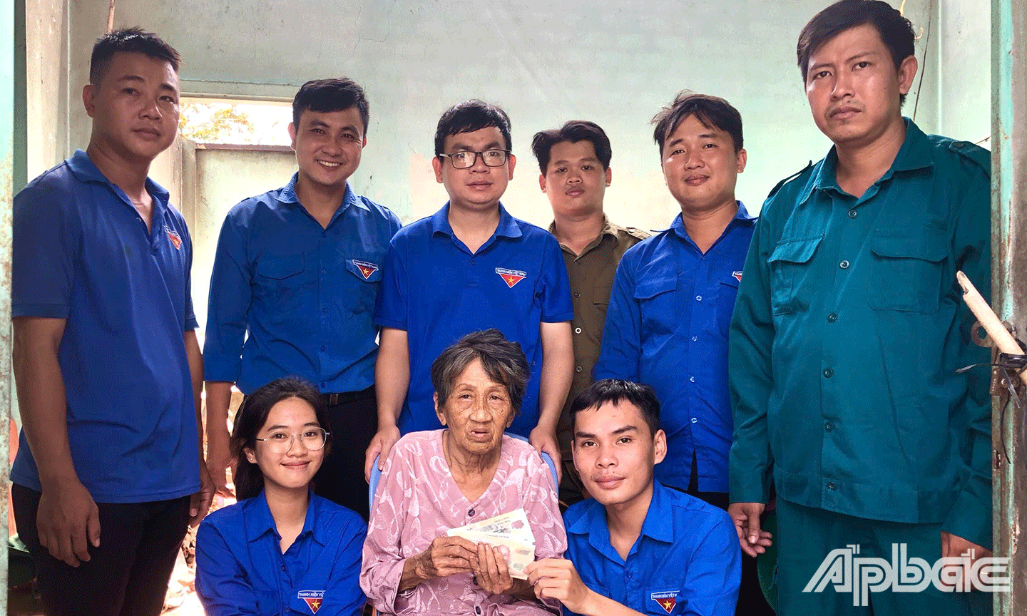 Đoàn viên, thanh niên xã Mỹ An Hưng vận động hỗ trợ kinh phí cho hộ dân có hoàn cảnh khó khăn bị ảnh hưởng do giông lốc