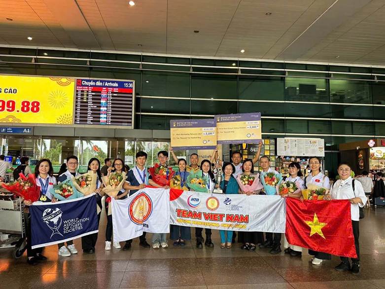   The Vietnamese chef team was welcomed and presented with flowers upon their return to Vietnam. (Photo: Vu Thuy Quynh Mai)