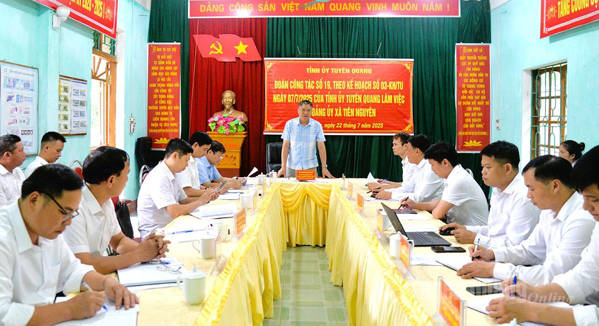Đồng chí Nguyễn Hồng Trang, Phó Bí thư Thường trực chuyên trách Đảng ủy các cơ quan Đảng tỉnh phát biểu tại buổi làm việc với xã Tiên Nguyên.