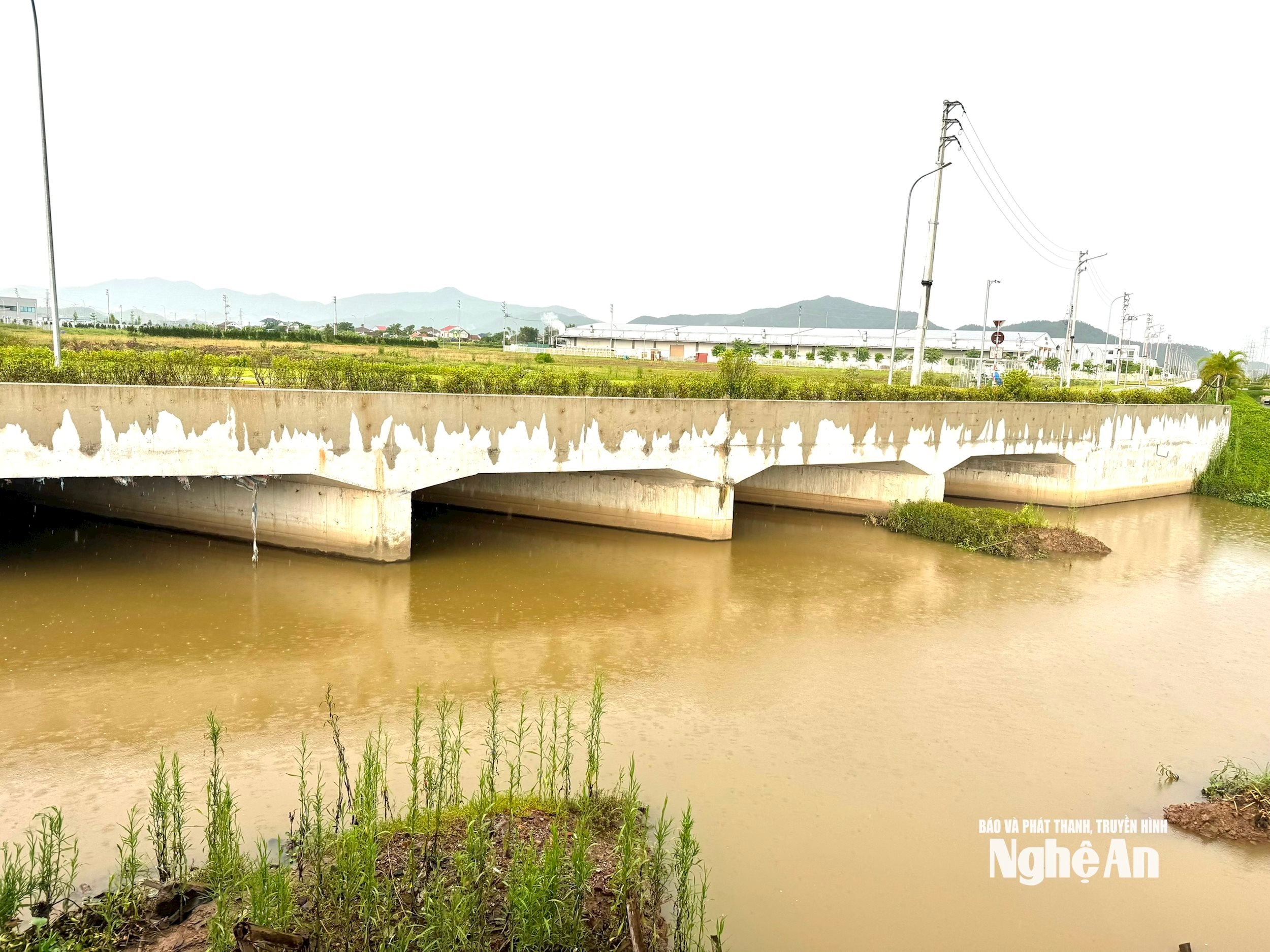  Mương qua KCN