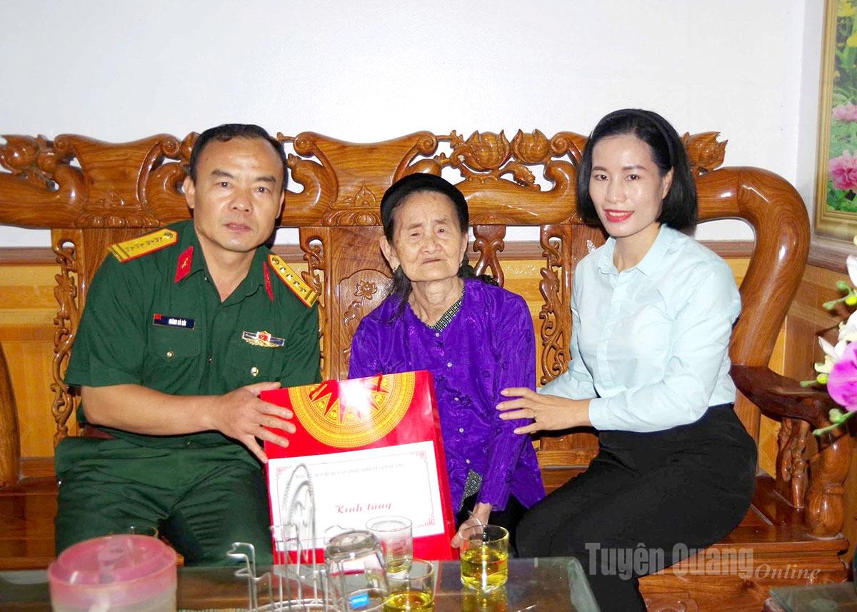 El Comandante Adjunto del Comando Militar de la provincia de Giang Co Sai entregó un obsequio a la Madre Heroica vietnamita Tinh Thi Loc.
