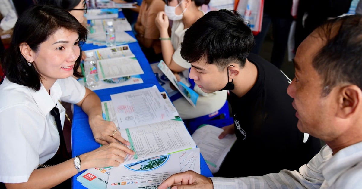 Điểm sàn Trường đại học Công nghiệp TP.HCM giảm nhẹ, quy đổi điểm theo 2 hàm