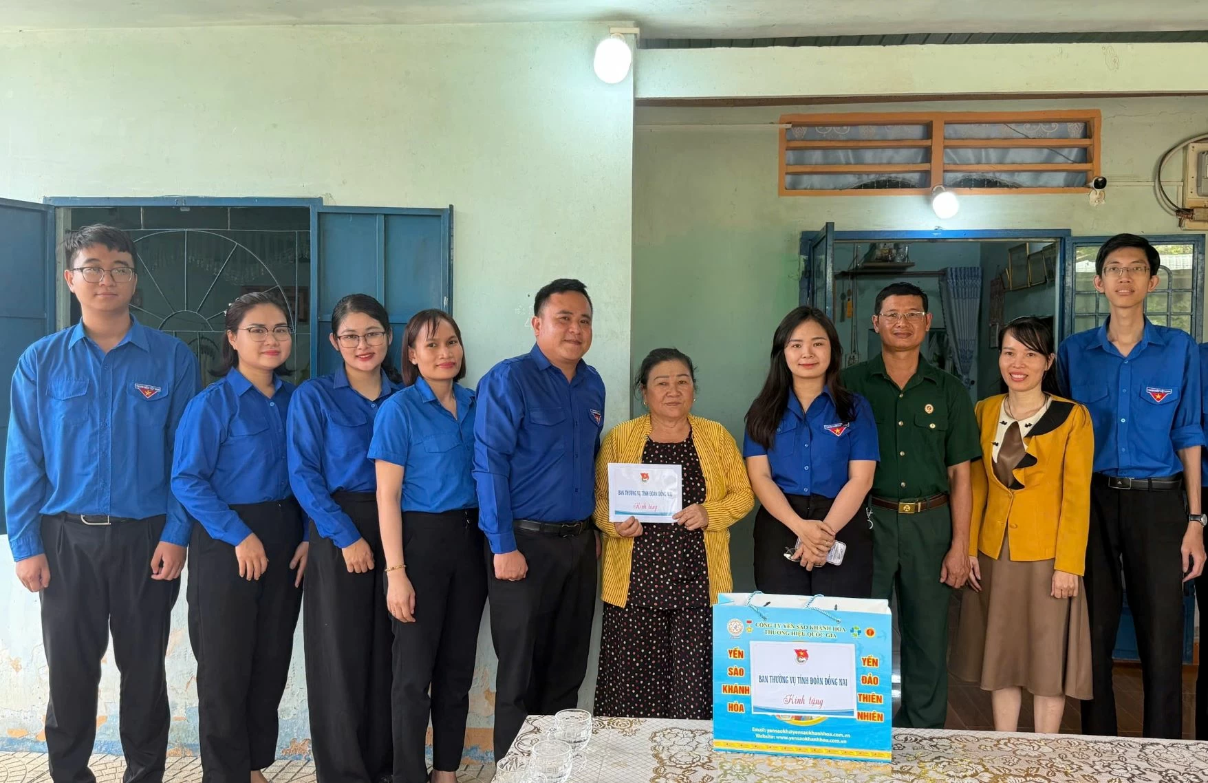 El subsecretario y presidente de la Unión Provincial de Jóvenes, Nguyen Hieu Trung (quinto desde la izquierda), visitó y entregó obsequios a la familia de la Heroica Madre Vietnamita Nguyen Thi Dung, en la comuna de Nha Bich. Foto: DVCC